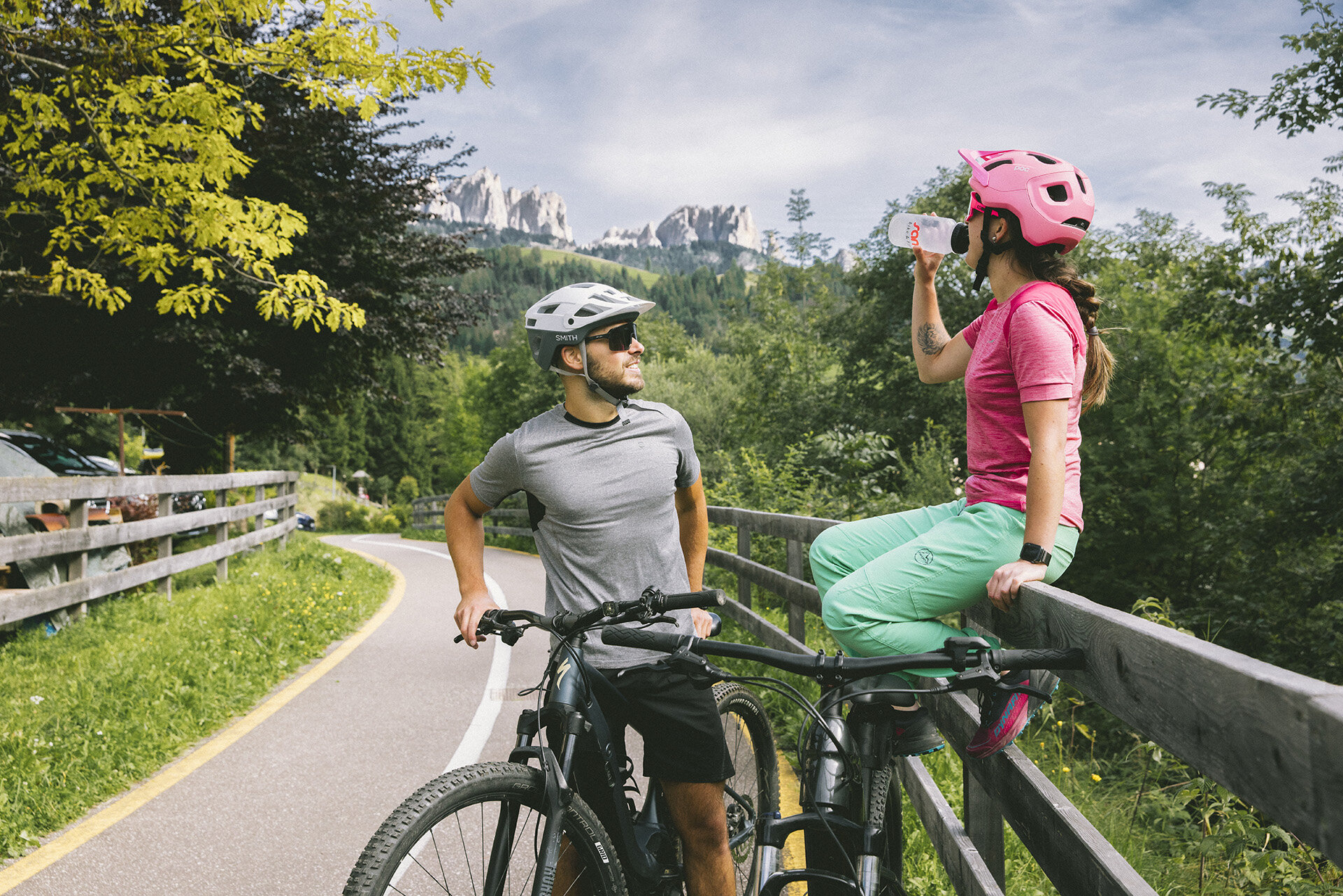 Bikers che fanno una pausa sulla pista ciclabile delle Dolomiti in Val di Fassa | © Federico Modica - Archivio Immagini ApT Val di Fassa