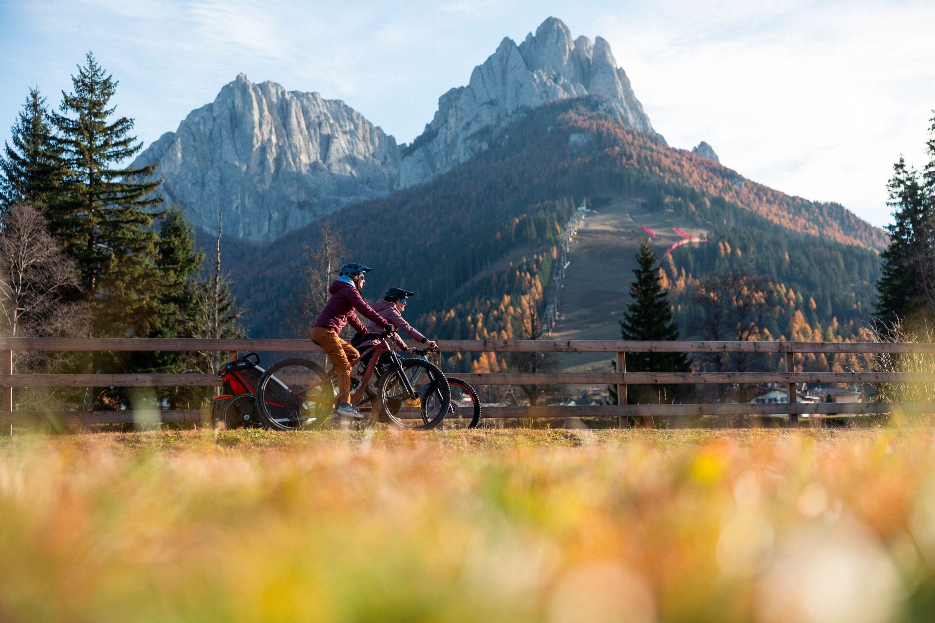 Famiglia in bici sulla cilabile in autunno | © Archivio immagini ApT Val di Fassa - Federico Modica