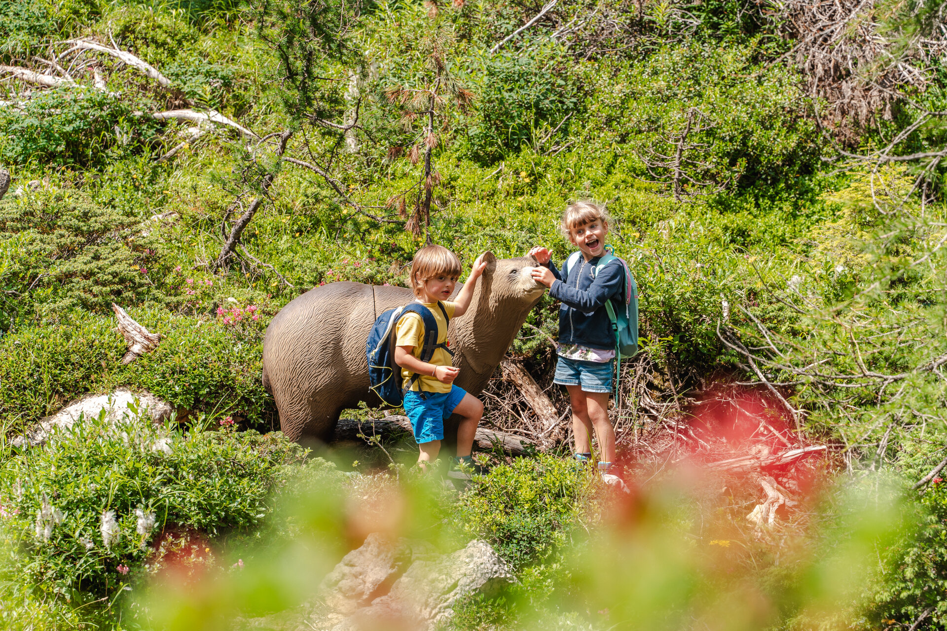 Bambini giocano su un sentiero tematico | © Patricia Ramirez - Archivio Immagini ApT Val di Fassa