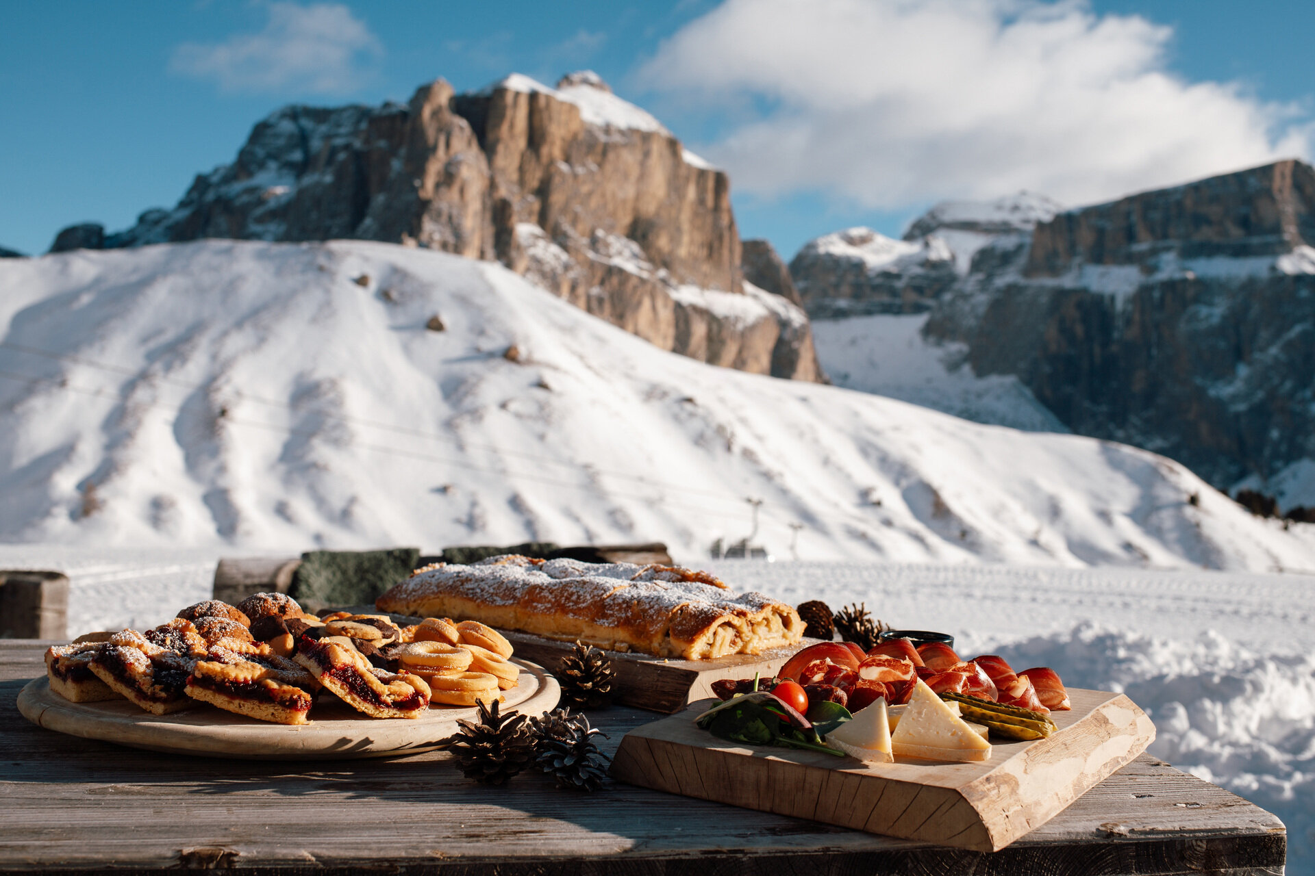 Colazione con prodotti tipici in rifugio sulle piste in Val di Fassa | © Archivio Immagini ApT Val di Fassa - Federico Modica