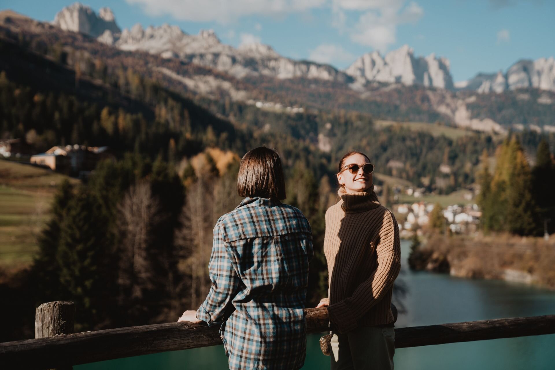 Due ragazze, una di schiena e una in volto, ammirano il panorama dal laghetto di Soraga | © Archivio immagini ApT Val di Fassa - Mattia Rizzi
