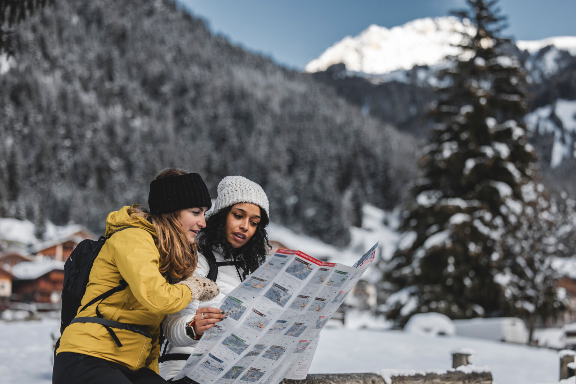 Due ragazze leggono la cartina delle passeggiate invernali in val di fassa | © Archivio Immagini ApT Val di Fassa - Federico Modica