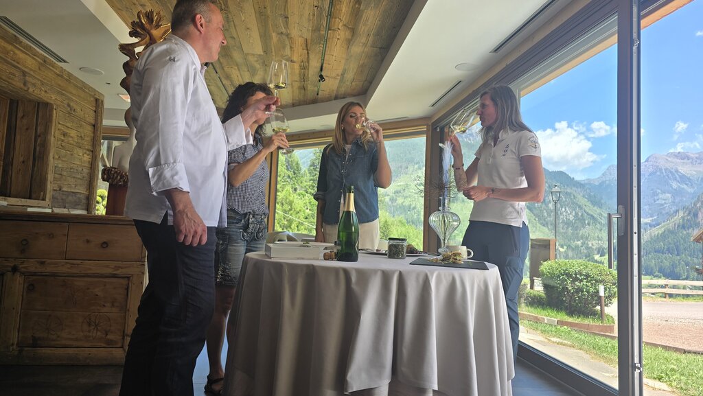 Chiara Maci alla malga Panna con lo chef Donei