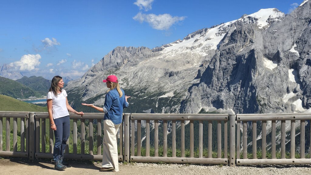 Chiara Maci al Belvedere, Canazei, Val di Fassa con la Marmolada
