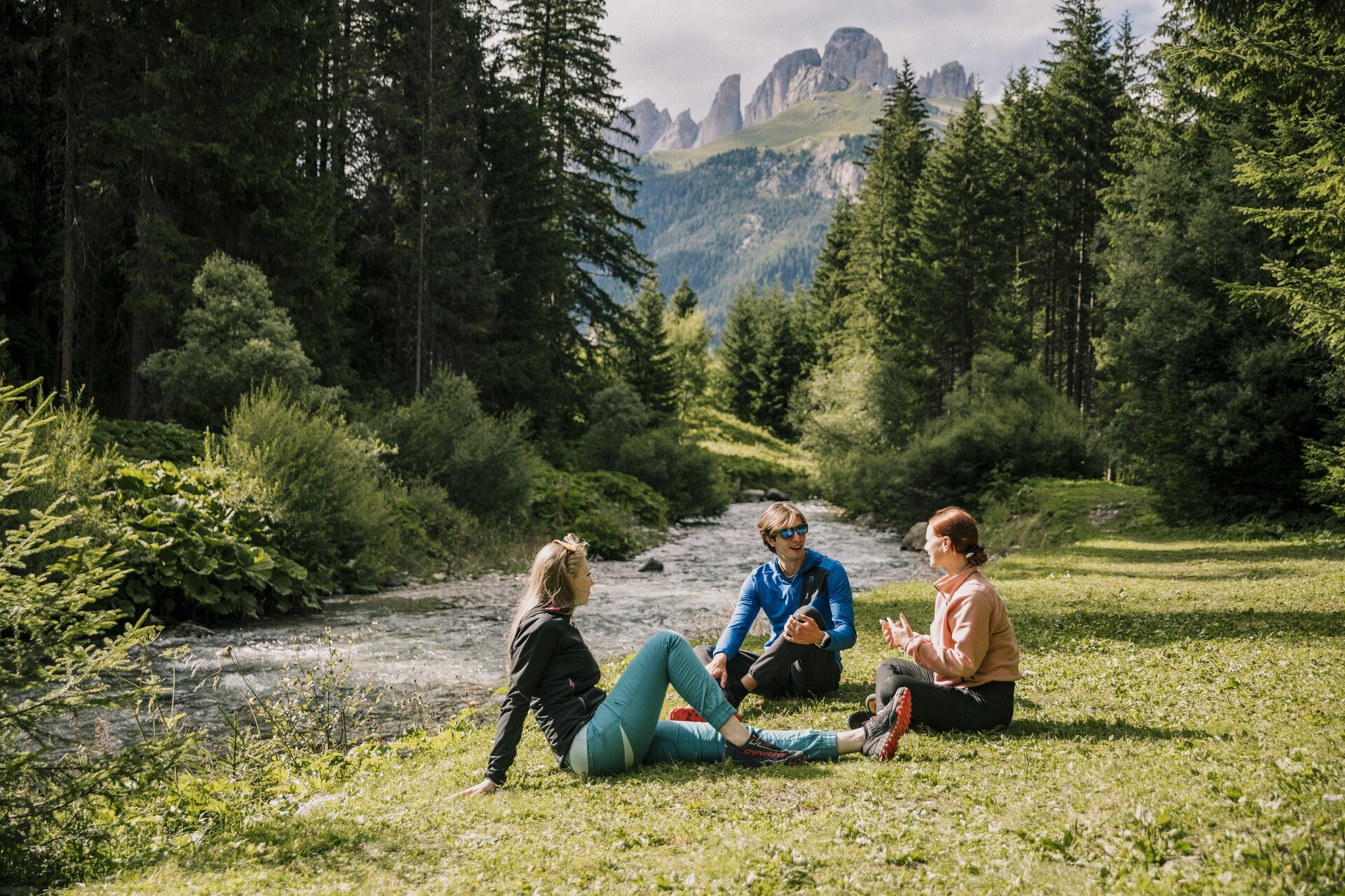 Persone che si rilassano in un prato vista Dolomiti in Val di Fassa | © Federico Modica - Archivio Immagini ApT Val di Fassa